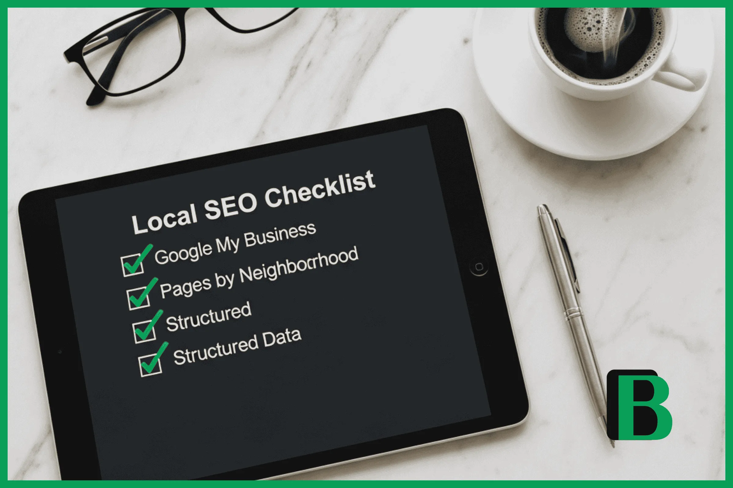 Como estruturar SEO local corretamente em Salvador tablet moderno exibindo um "Checklist de SEO Local" digital, com itens como "Google Meu Negócio", "Páginas por Bairro" e "Dados Estruturados" marcados com "checks" verdes e nítidos. Ao lado do tablet, uma xícara de café expresso fumegante, um par de óculos de grau sofisticados e uma caneta metálica.
